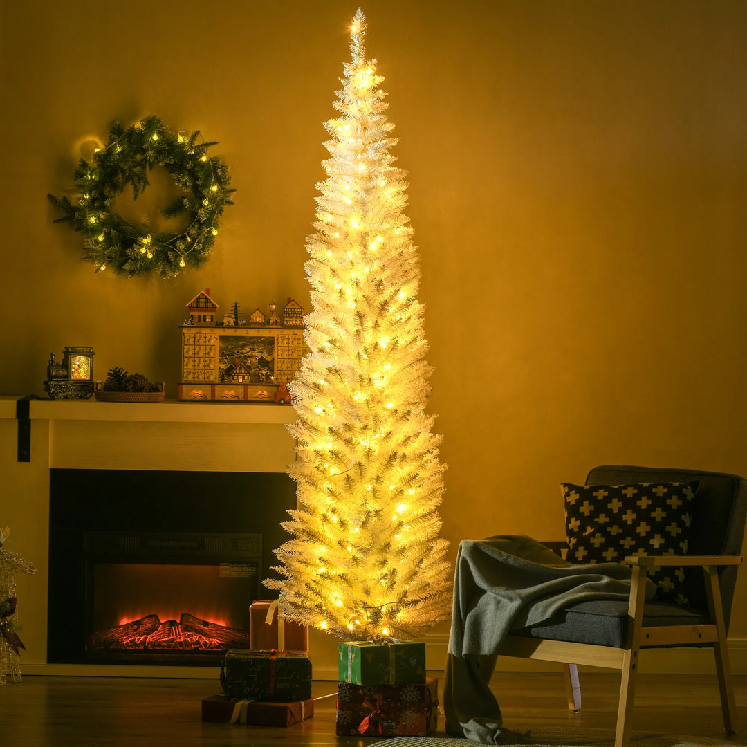 Vit smal julgran med ljus