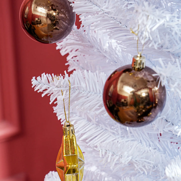Hög vit smal julgran i ljust rum