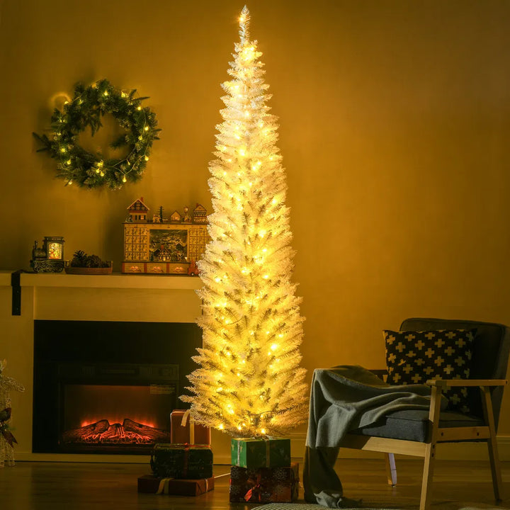 Vit smal julgran med ljus