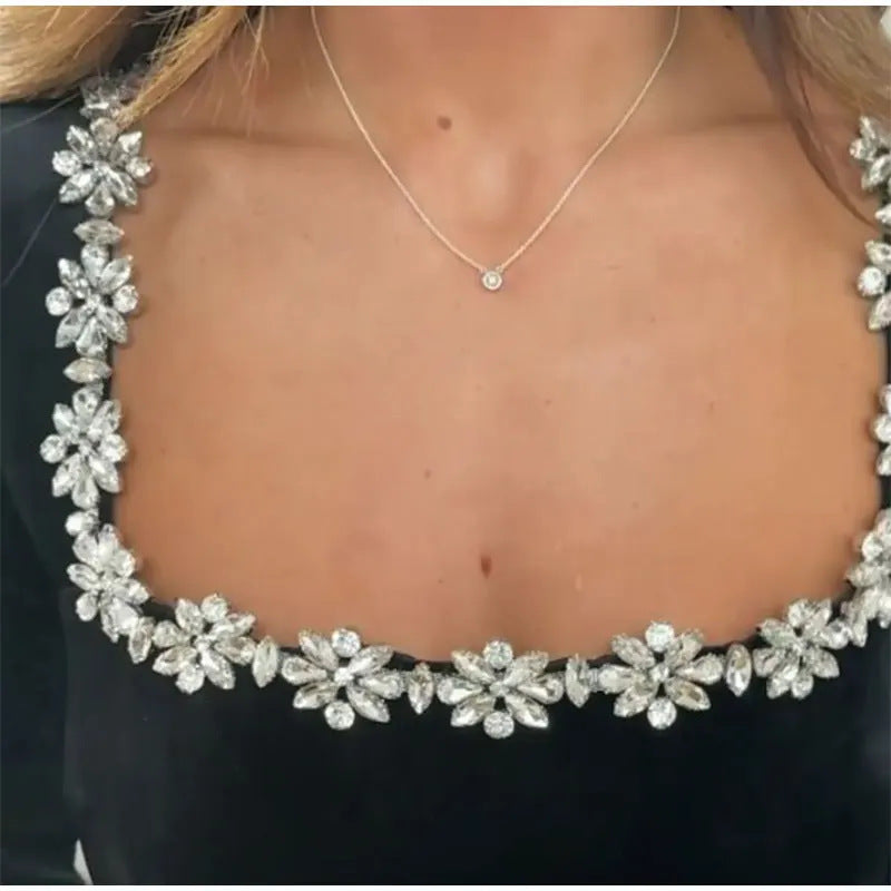 Svart miniklänning med strassblommor i ringningen