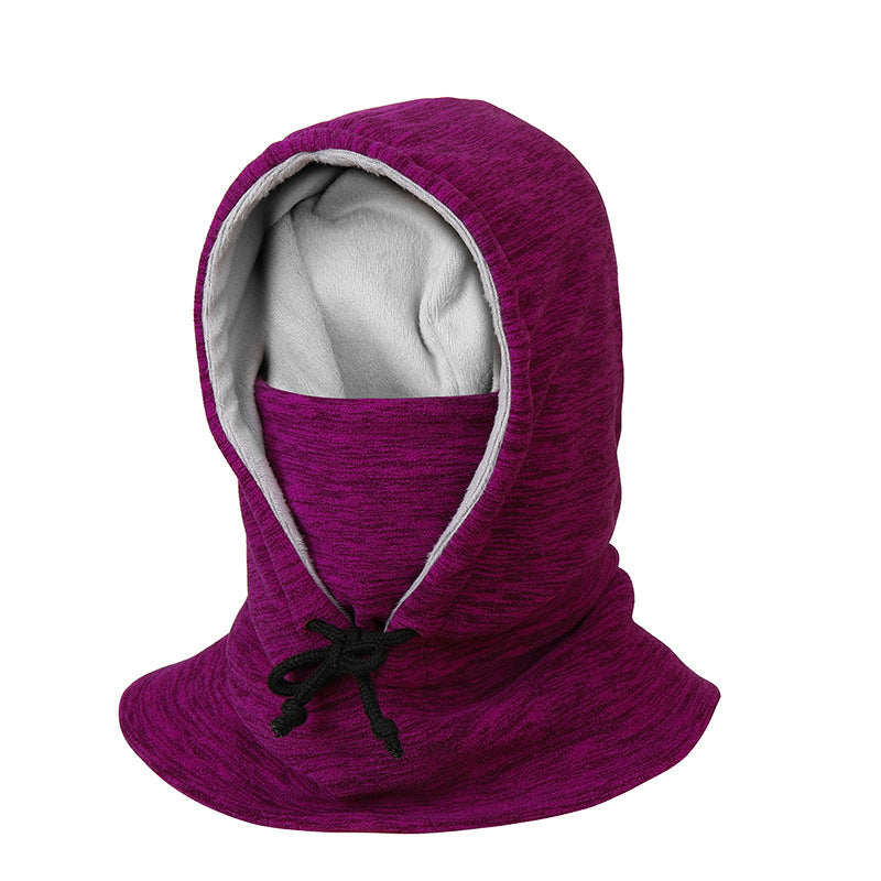 Person i svart fleecebalaklava utomhus