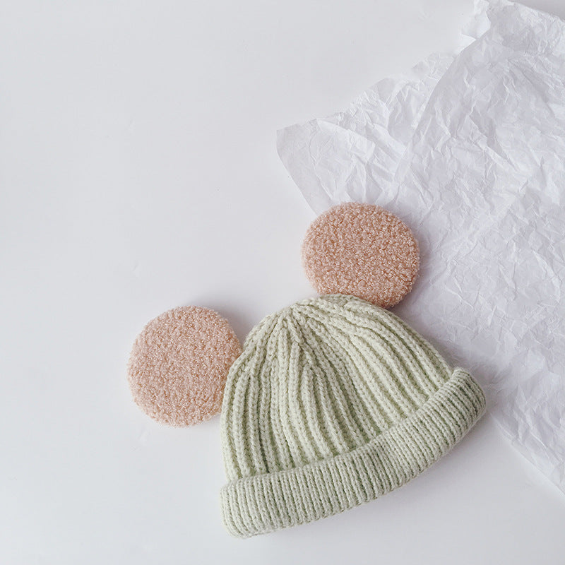 Ribbstickad barnmössa med fluffiga öron i rosa
