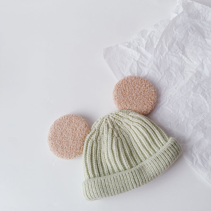 Ribbstickad barnmössa med fluffiga öron i rosa