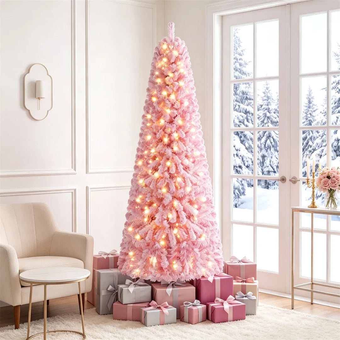 Fyllig rosa snöig julgran med ljus