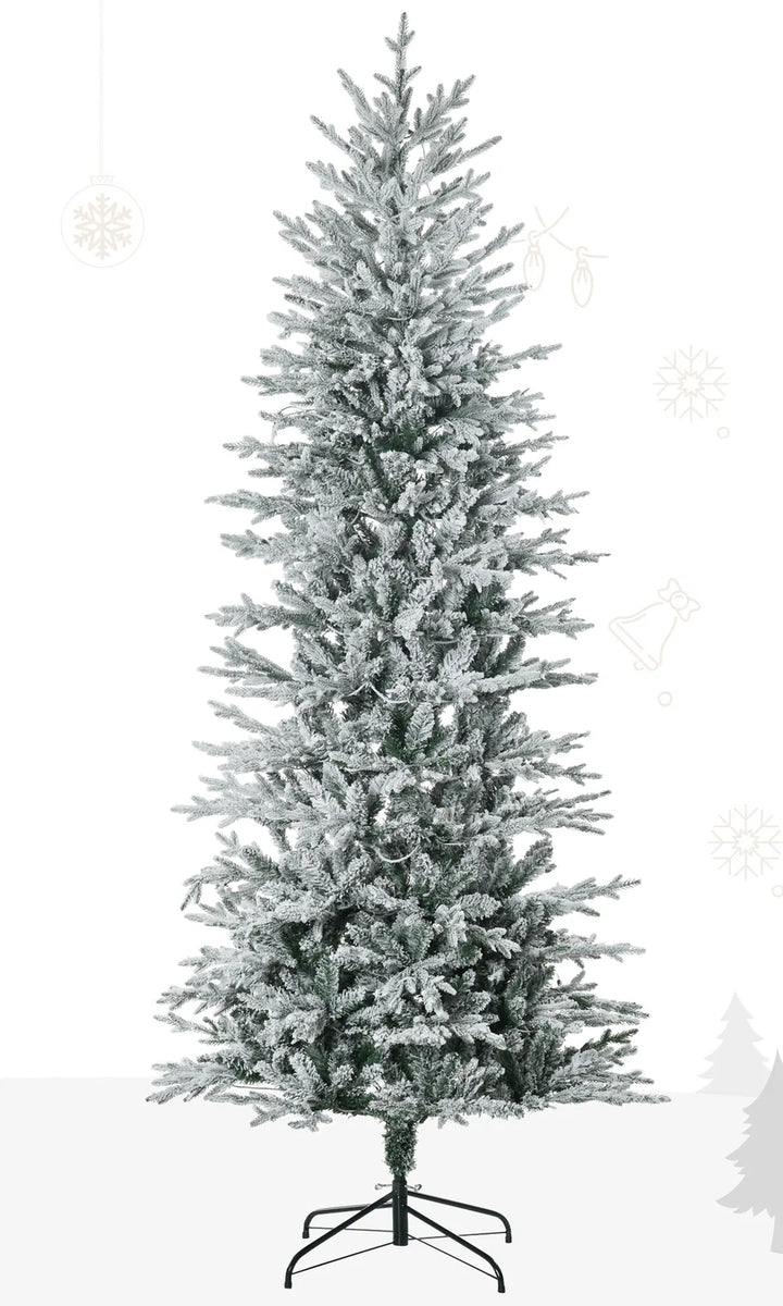Stor snöflockad julgran med klara ljus