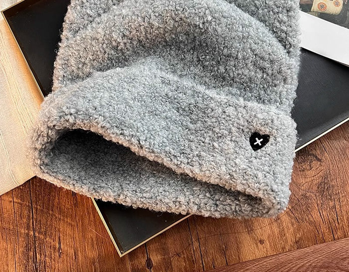Värmekällan Fluffig teddymössa med kattöron och broderat kattansikte