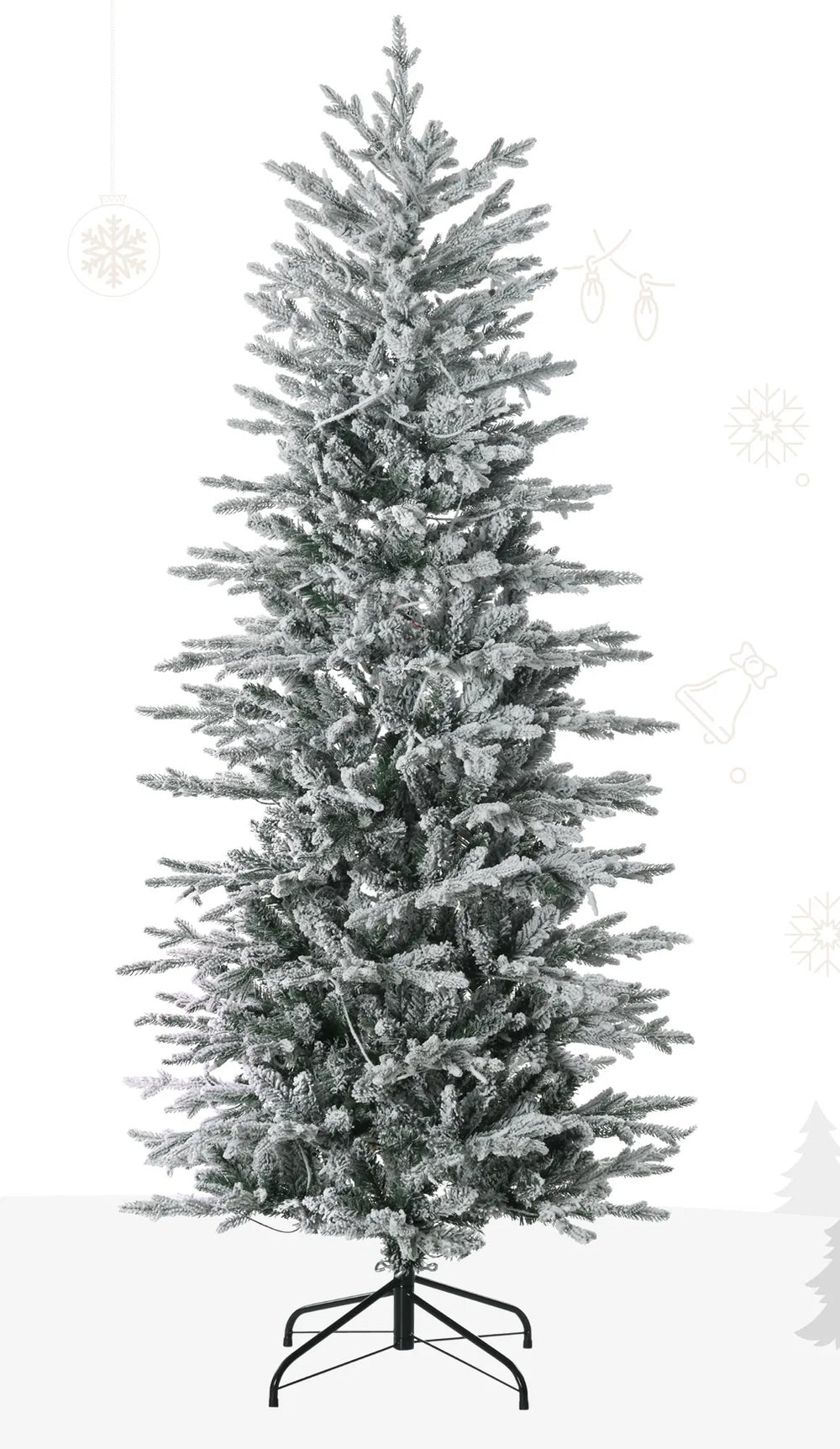 Snöflockad julgran med klara ljus