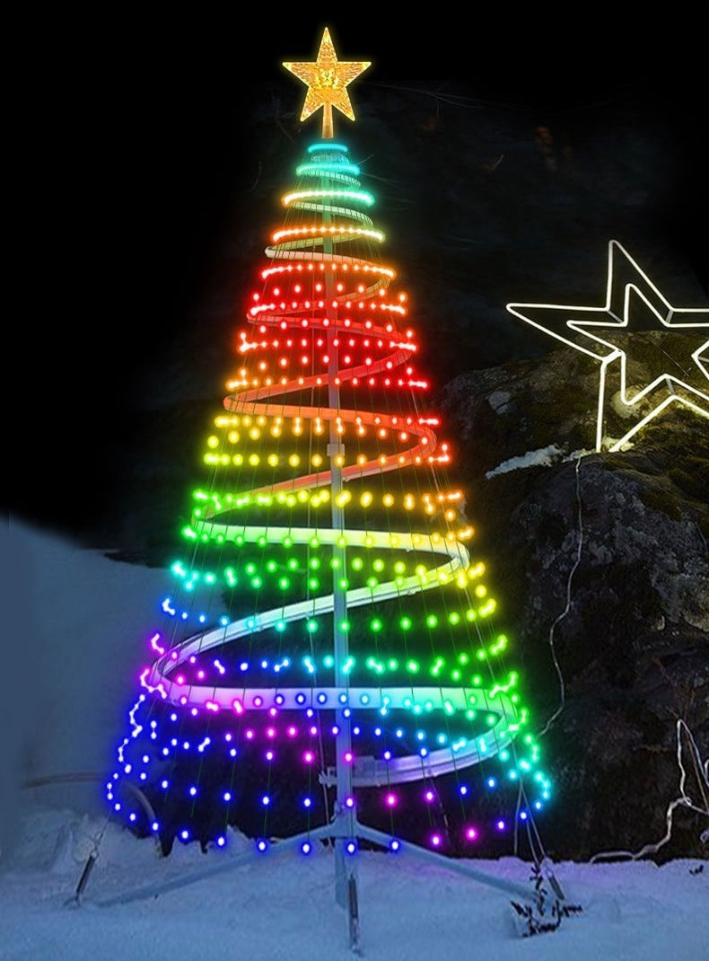 Julgran med färgglad LED-ljusslinga och stjärna