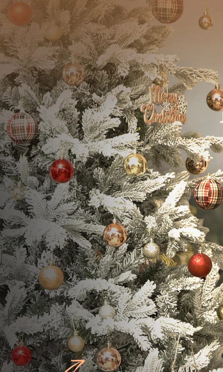 Stor snöflockad julgran i vardagsrum