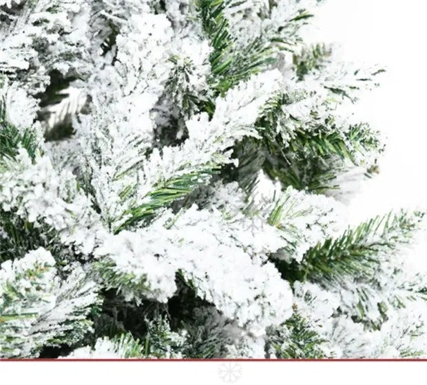 Snöflockad konstgran utan belysning