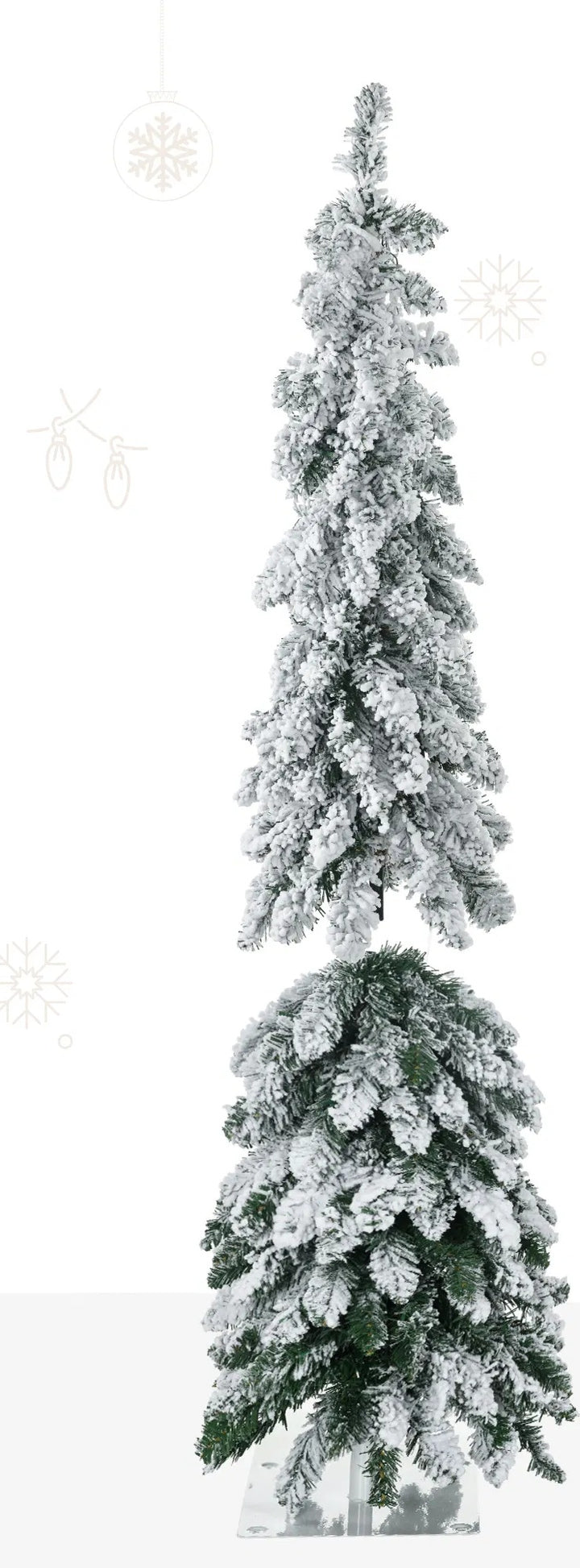 Liten snöig julgran med ljus