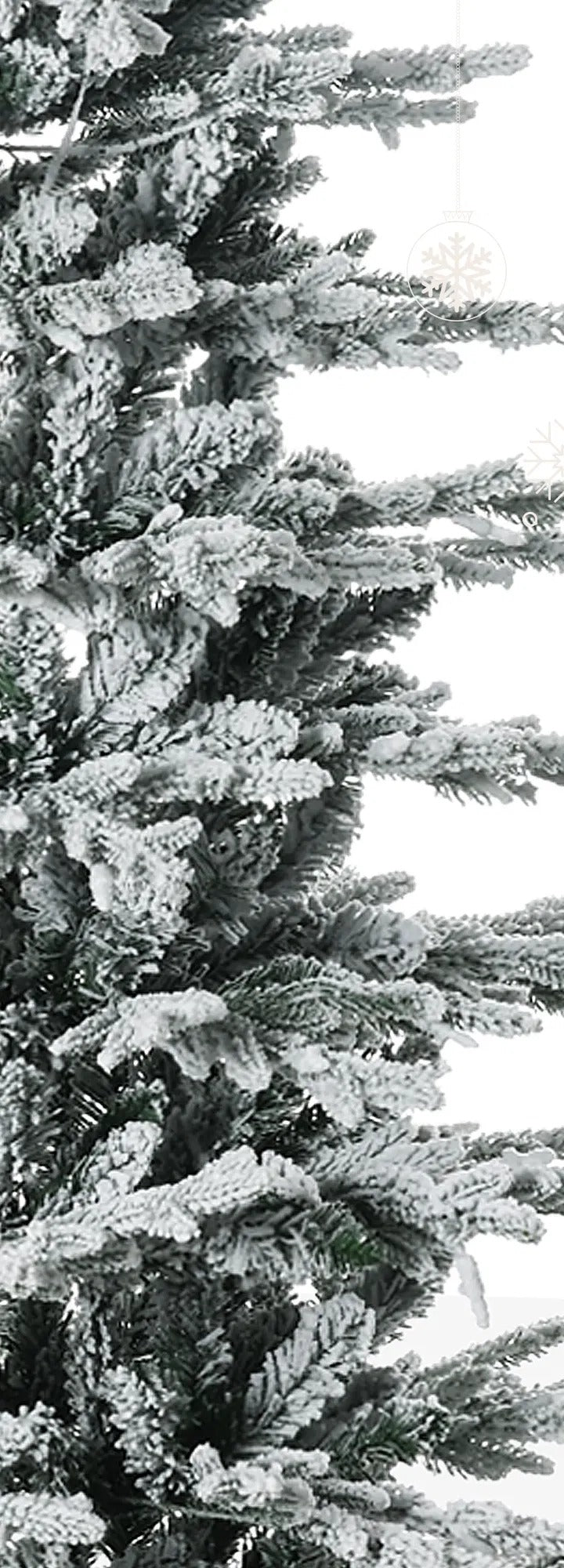 Snöflockad julgran med klara ljus