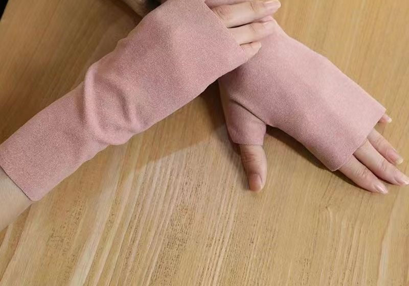 Gammelrosa fingerlösa stickade vantar