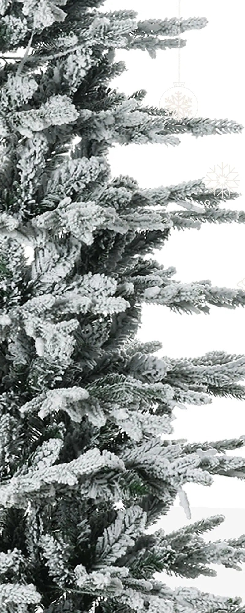 Stor snöflockad julgran med klara ljus