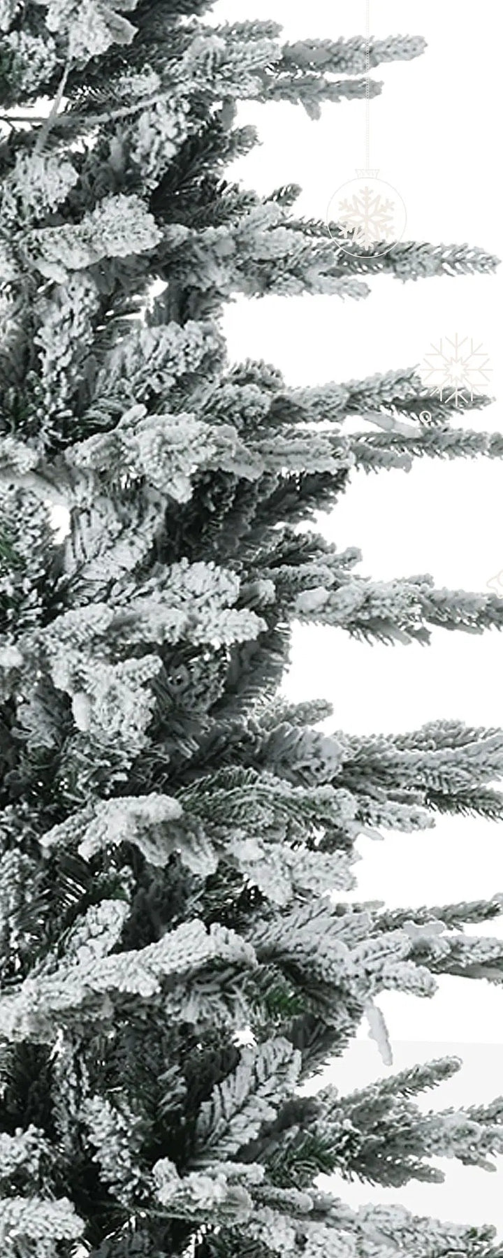 Stor snöflockad julgran med klara ljus