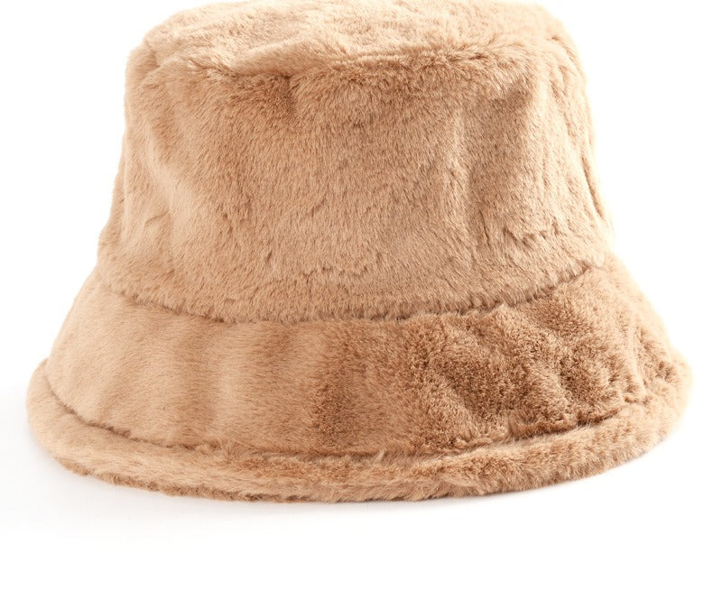 Fluffig buckethatt i fuskpäls med leopardmönster