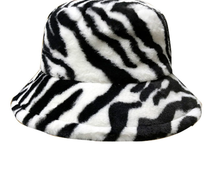 Värmekällan Fluffig buckethatt i fuskpäls med justerbar passform