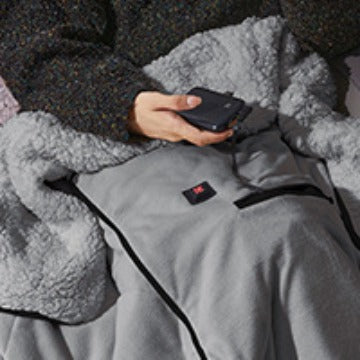 Värmekällan™ Uppvärmd mysfilt för kvinnor med huva och sidofickor