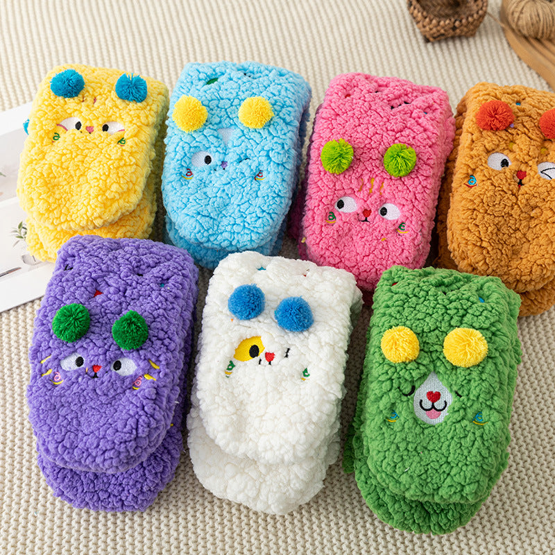 Fluffiga sockor med broderat ansikte i gult