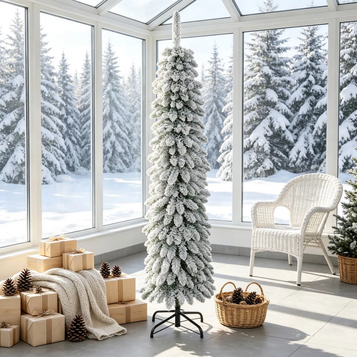 Smal snöflockad julgran utan ljus