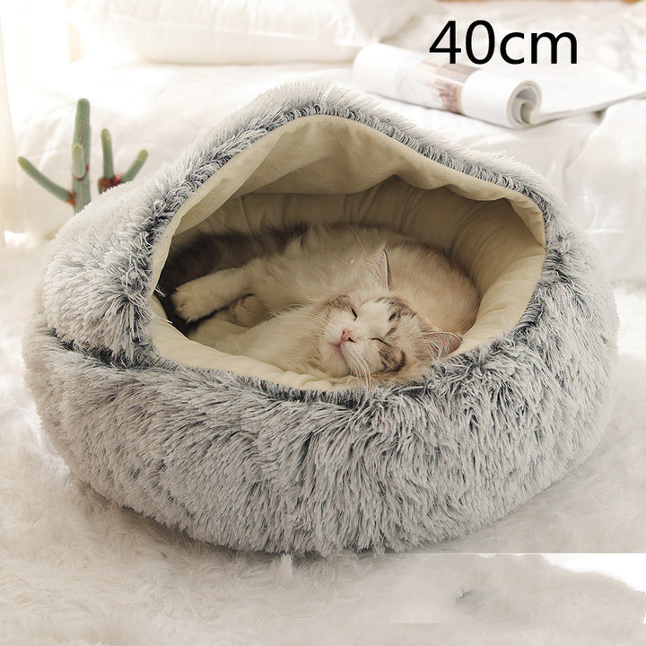 Katt i rund plyschbädd med huva