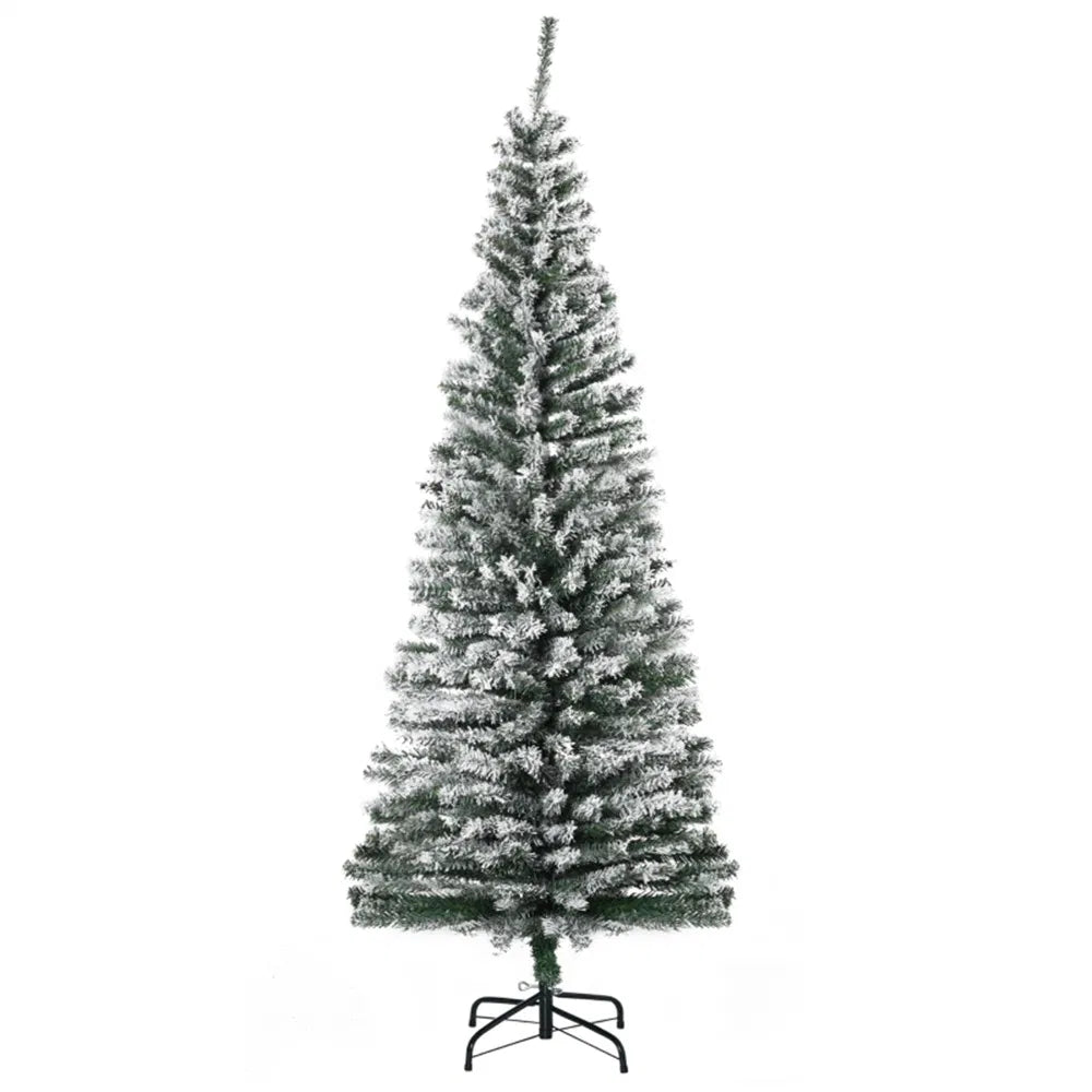 Snöflockad smal julgran utan ljus