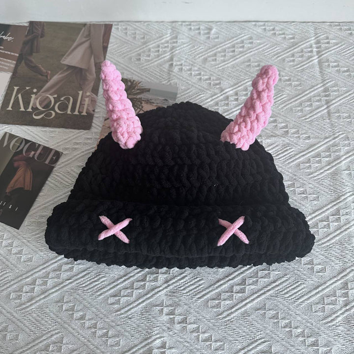 Svart virkad bucket hat med rosa horn