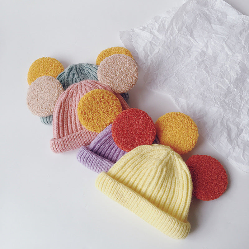 Ribbstickad barnmössa med fluffiga öron i rosa