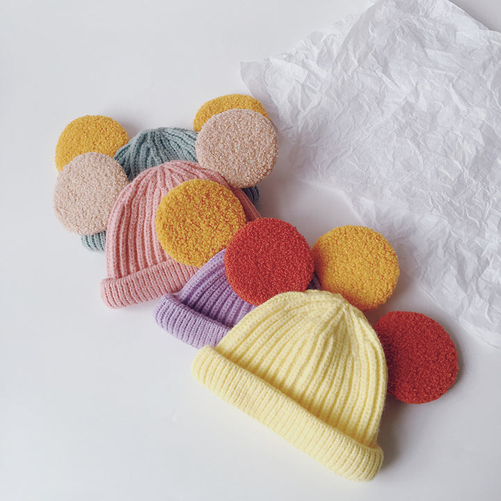 Ribbstickad barnmössa med fluffiga öron i rosa