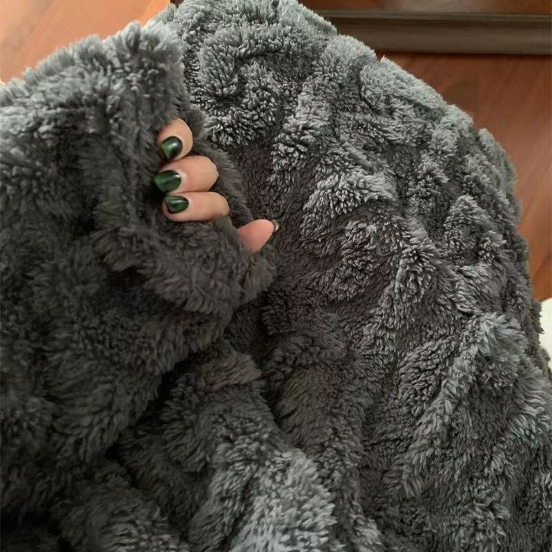 Kvinna i långt rosa nattlinne i fleece