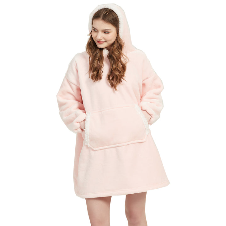 Person i oversize hoodiefilt med huva