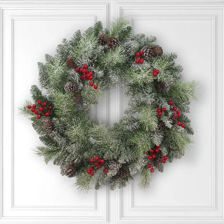 Upplyst julkrans med kottar och bär