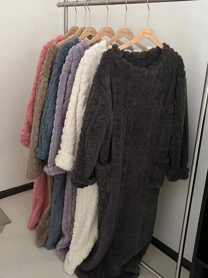 Kvinna i långt rosa nattlinne i fleece