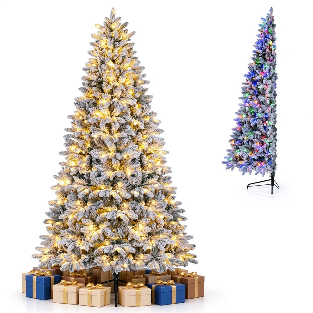 Halv snöflockad julgran mot vägg
