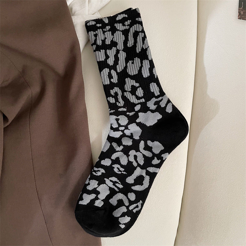 Halvhöga damstrumpor med leopardmönster