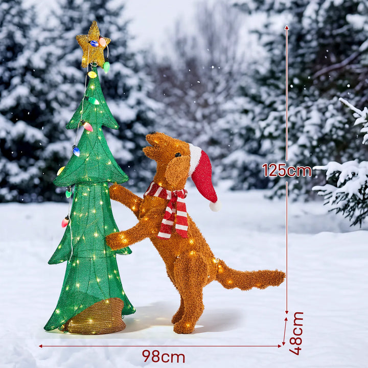 Upplyst julgran med klättrande plyschhund