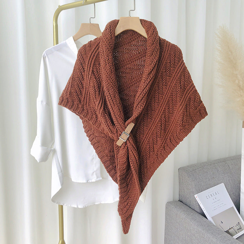 Grovstickad beige trekantsjal med spänne