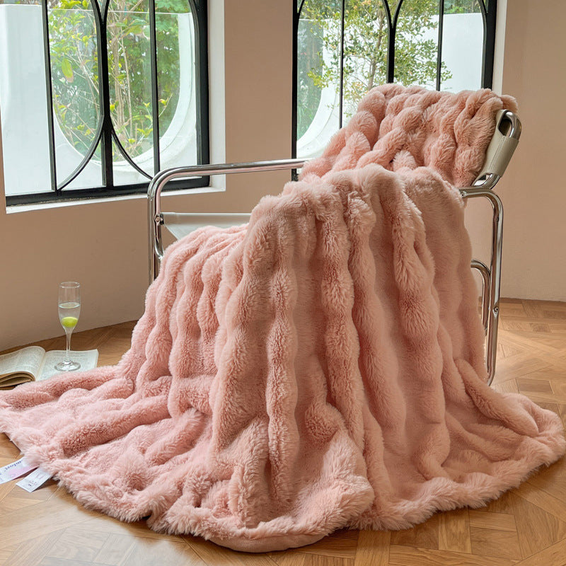 Tjock pläd i bubbelplysch på soffa