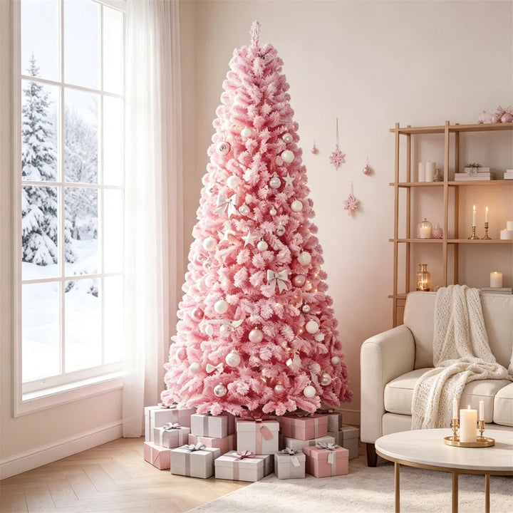 Fyllig rosa snöig julgran med ljus