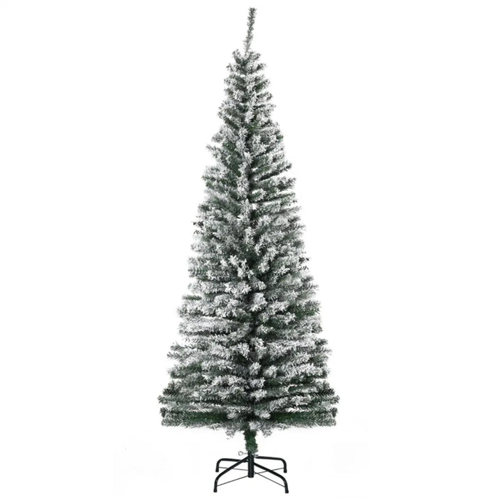 Snöflockad smal julgran utan ljus