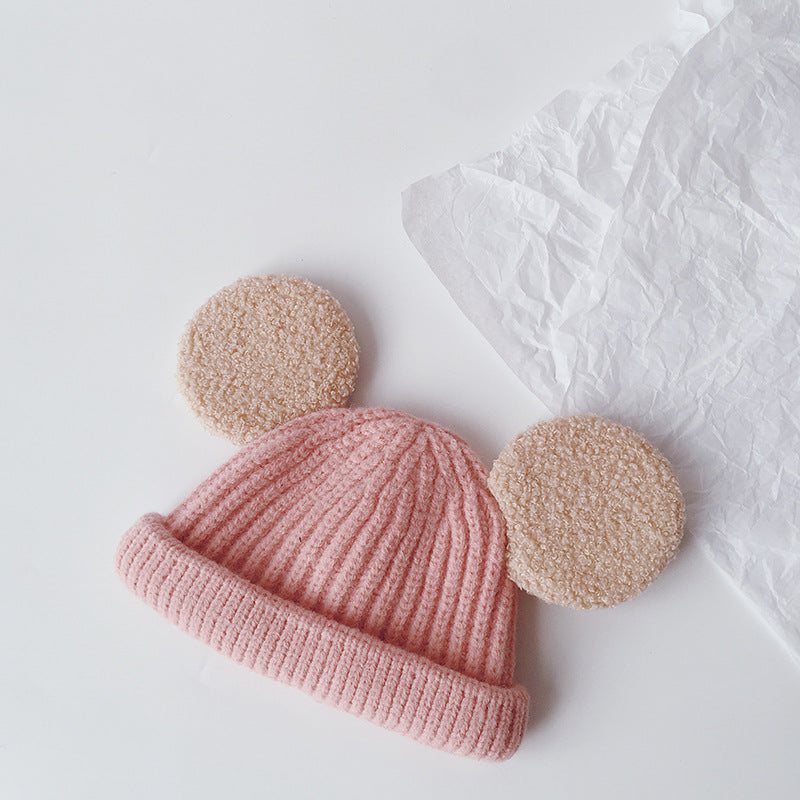 Ribbstickad barnmössa med fluffiga öron i rosa