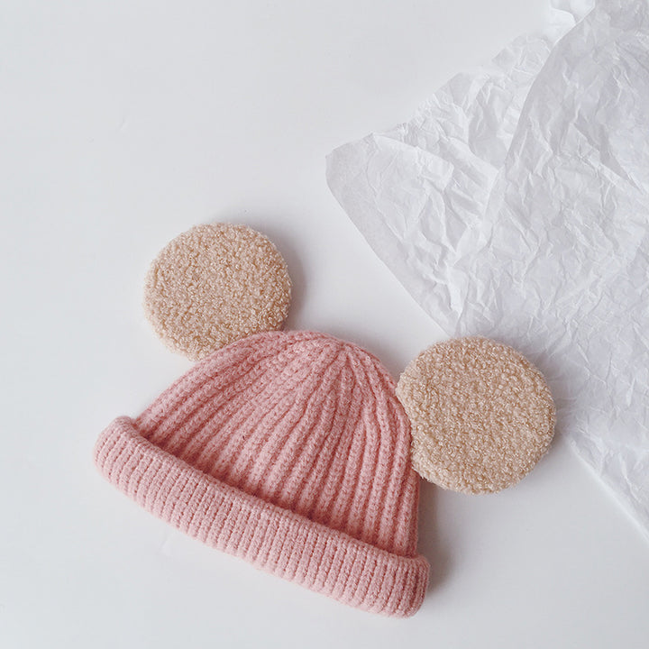 Ribbstickad barnmössa med fluffiga öron i rosa