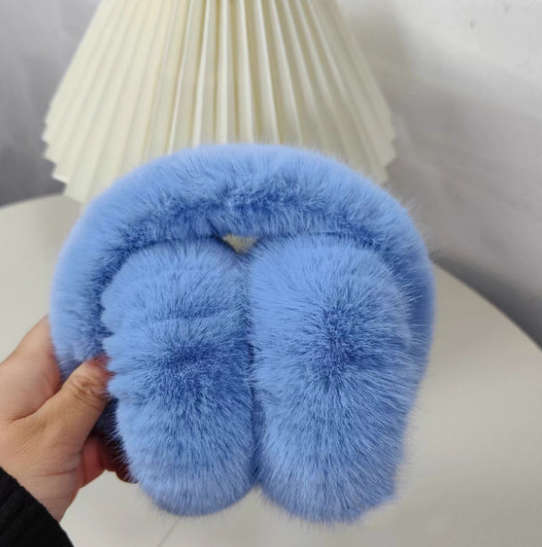 Fluffiga öronmuffar i rosa fuskpäls