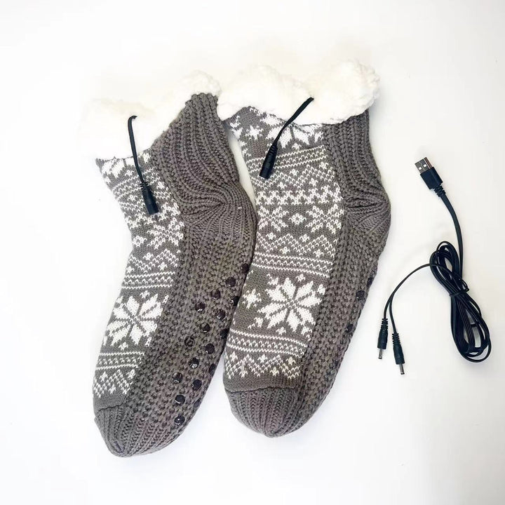 Röda stickade värmesockor med snöflingor