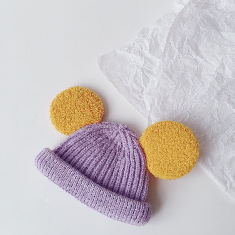 Ribbstickad barnmössa med fluffiga öron i rosa