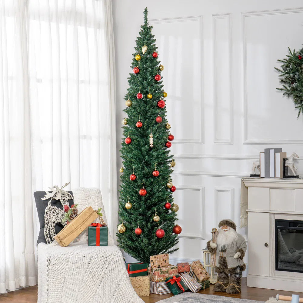 Hög smal grön julgran utan ljus